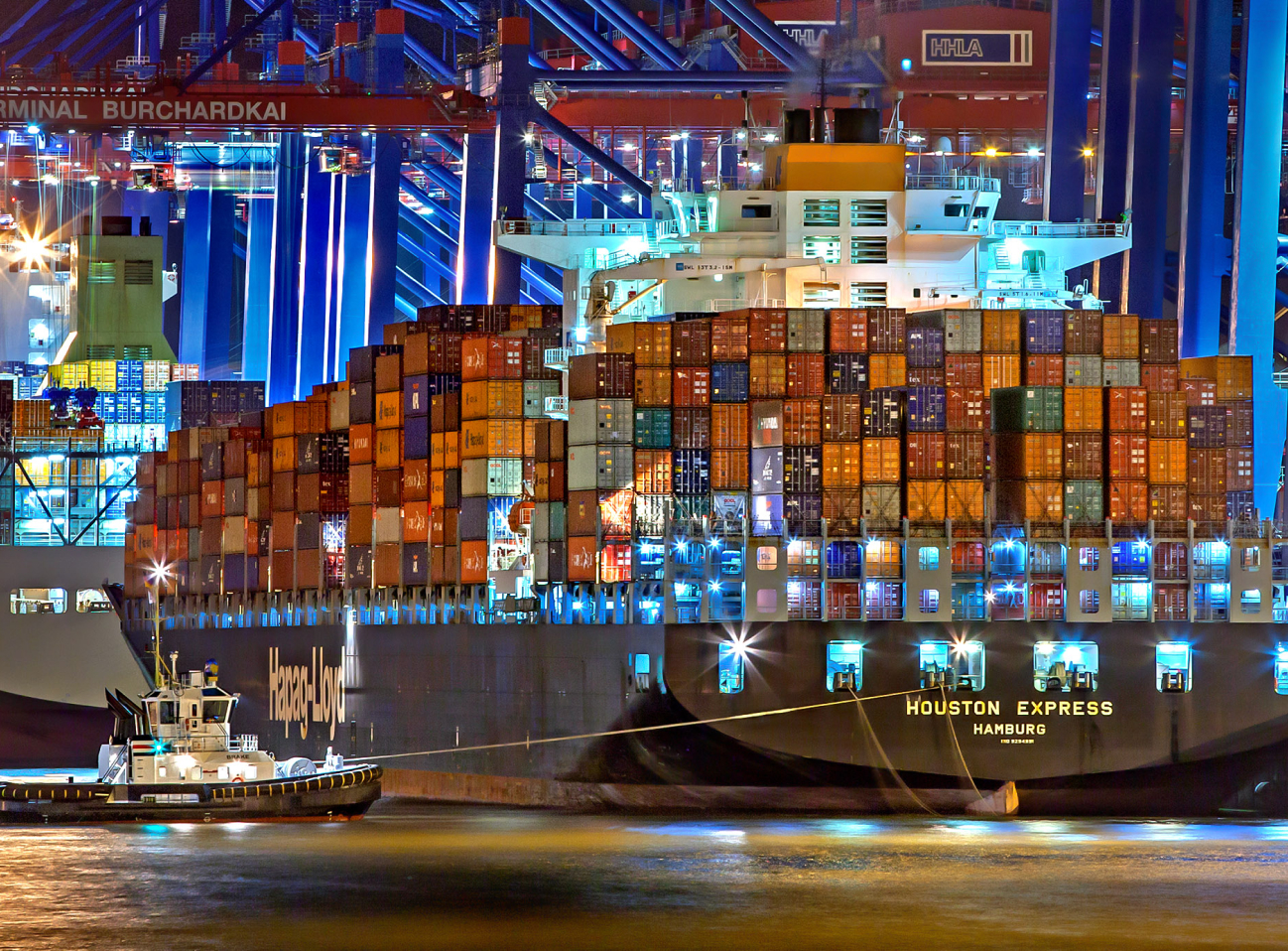 Imagen decorativa de barco cargando contenedores de SILVERSEA