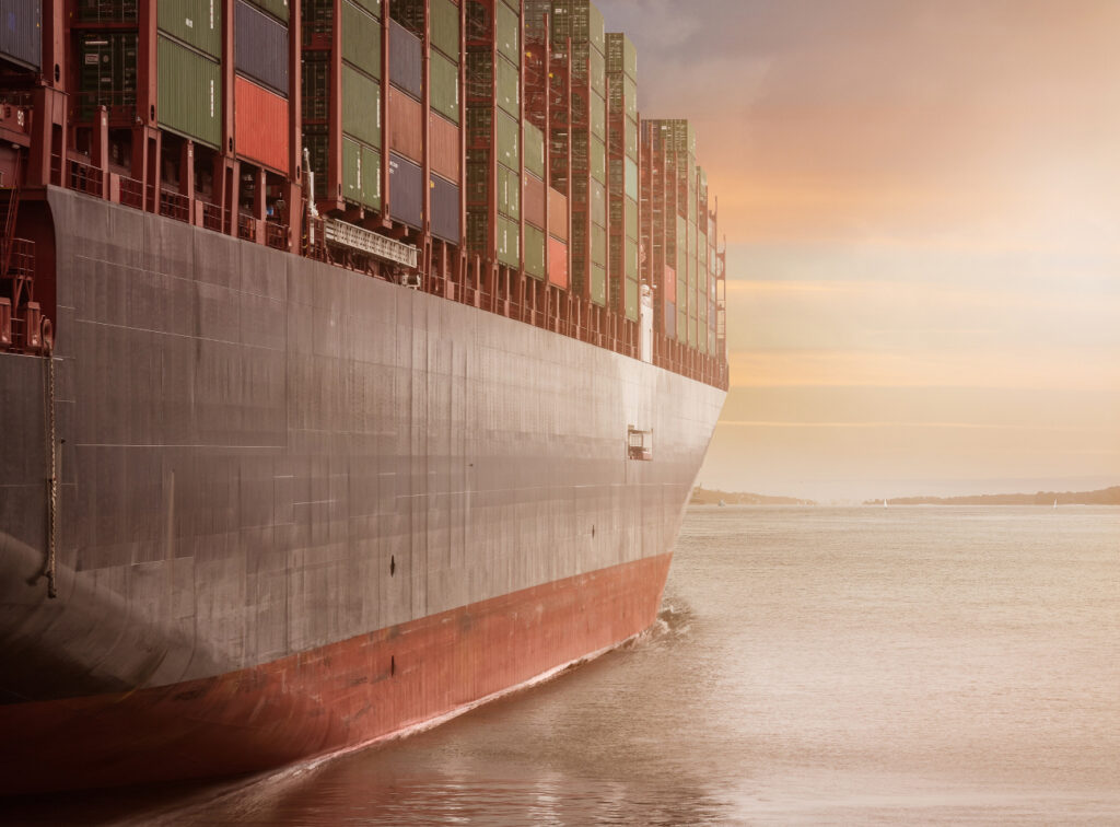 Imagen decorativa de barco cargando contenedores de SILVERSEA