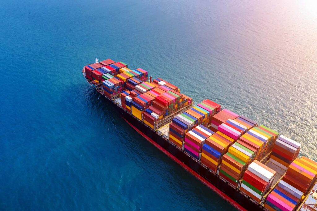 Barco carguero llevando centenares de contenedores en mar abierto