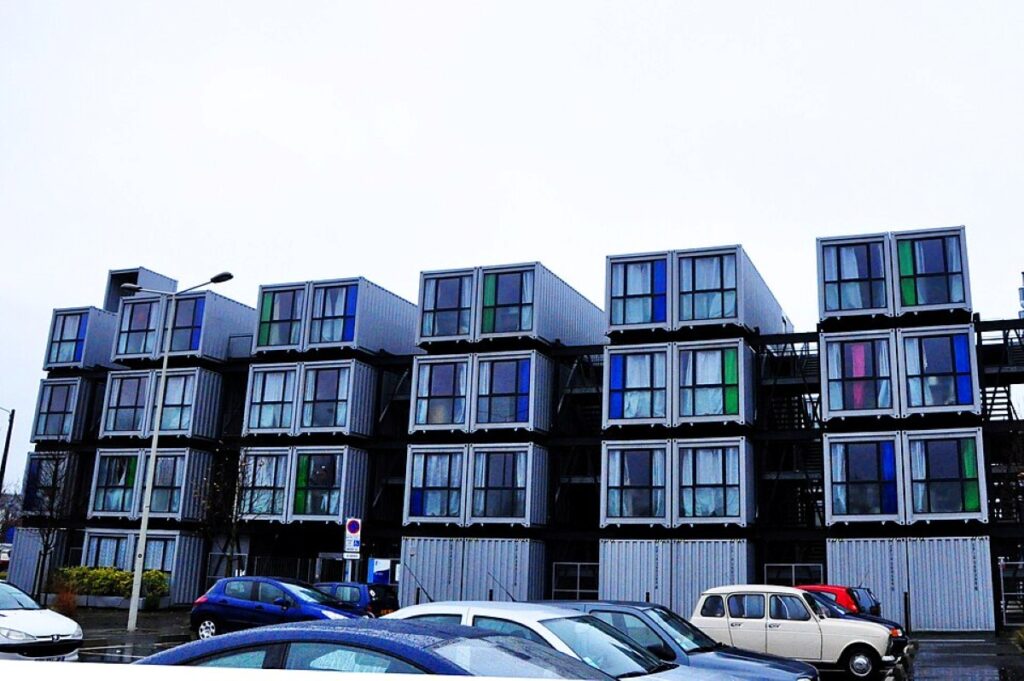Residencia estudiantil en Le Havre construida con contenedores marítimos adaptados (Cité A Docks).