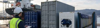 Contenedor de barco y contenedores marítimos comerciales en puerto industrial de España para ilustrar tipos de contenedores y su uso logístico