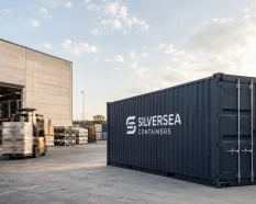 Contenedor de SILVERSEA Containers en una instalación logística, preparado para una operación de alquiler y posible traslado