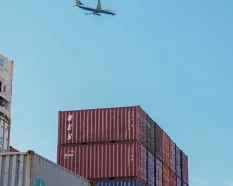 Contenedor marítimo utilizado para almacenar maquinaria parada en un entorno industrial