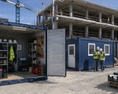 Contenedores para construcción en una obra con almacén de herramientas, oficina modular y sanitario de apoyo para el personal